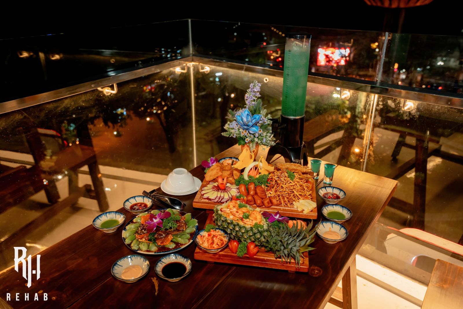 rehab rooftop |  quán bia ngoài trời |  quán bia ngoài trời Quận 3 |  quán nhậu quận 3 |  rooftop chill Hồ Con Rùa |  địa điểm chill Sài Gòn | quán chill view đẹp Quận 3 | quán rooftop  tổ chức sinh nhật TP.HCM | quán nhậu view Hồ Con Rùa