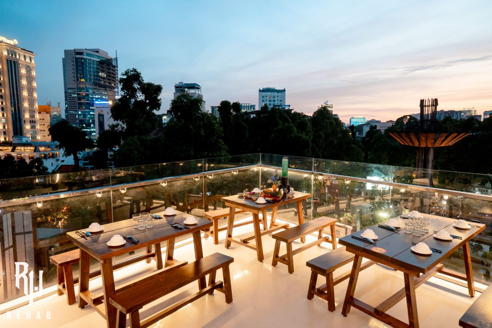 rehab rooftop |  quán bia ngoài trời |  quán bia ngoài trời Quận 3 |  quán nhậu quận 3 |  rooftop chill Hồ Con Rùa |  địa điểm chill Sài Gòn | quán chill view đẹp Quận 3 | quán rooftop  tổ chức sinh nhật TP.HCM | quán nhậu view Hồ Con Rùa